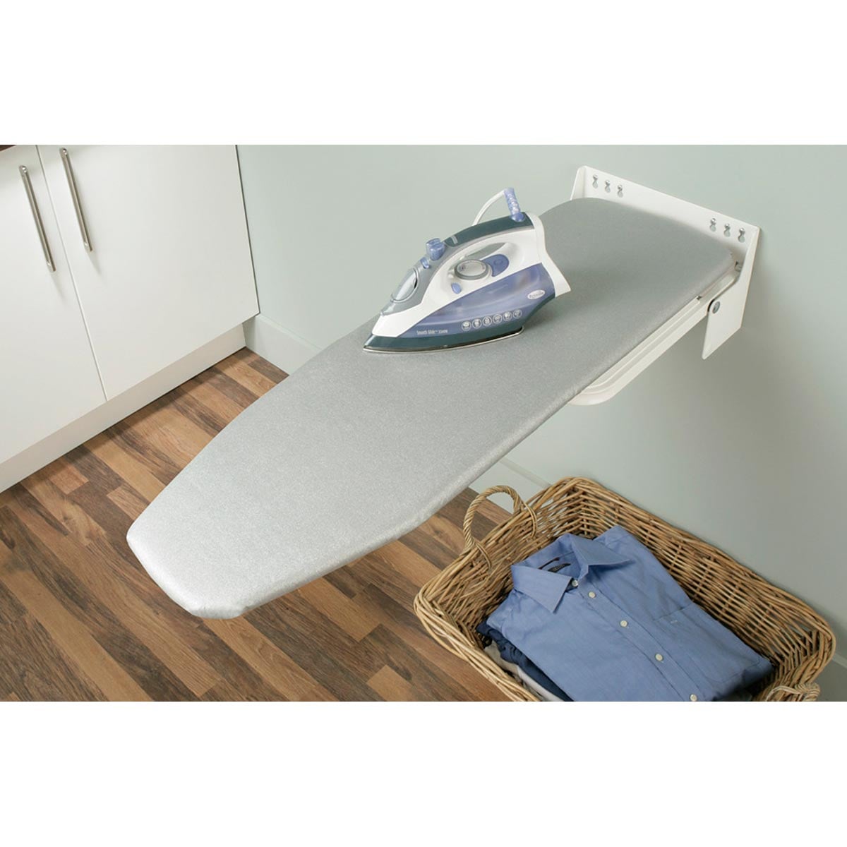 Mesa de planchar plegable y abatible