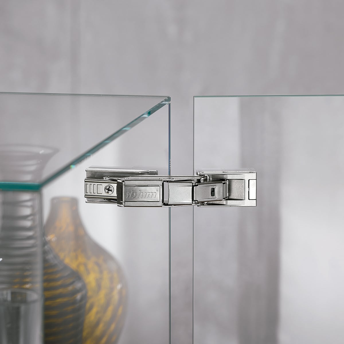 Bisagra Blum Clip Top Cristallo aplicación sobre puerta y cuerpo de cristal