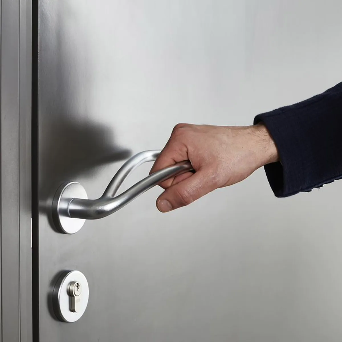 Ganchos Magnéticos Fuertes Para Colgar Coronas En Puertas De Acero | 2 Unidades, Soporte Hasta 5 Lbs (2.2 Kg) | Sin Clavos Ni Daños