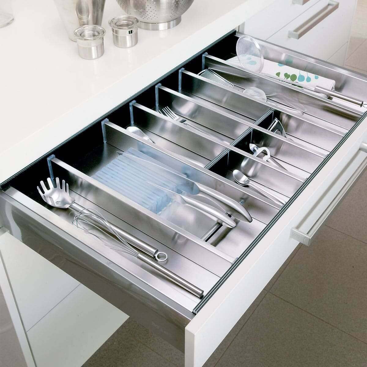 Cubero compacto en inoxidable y negro BLUM