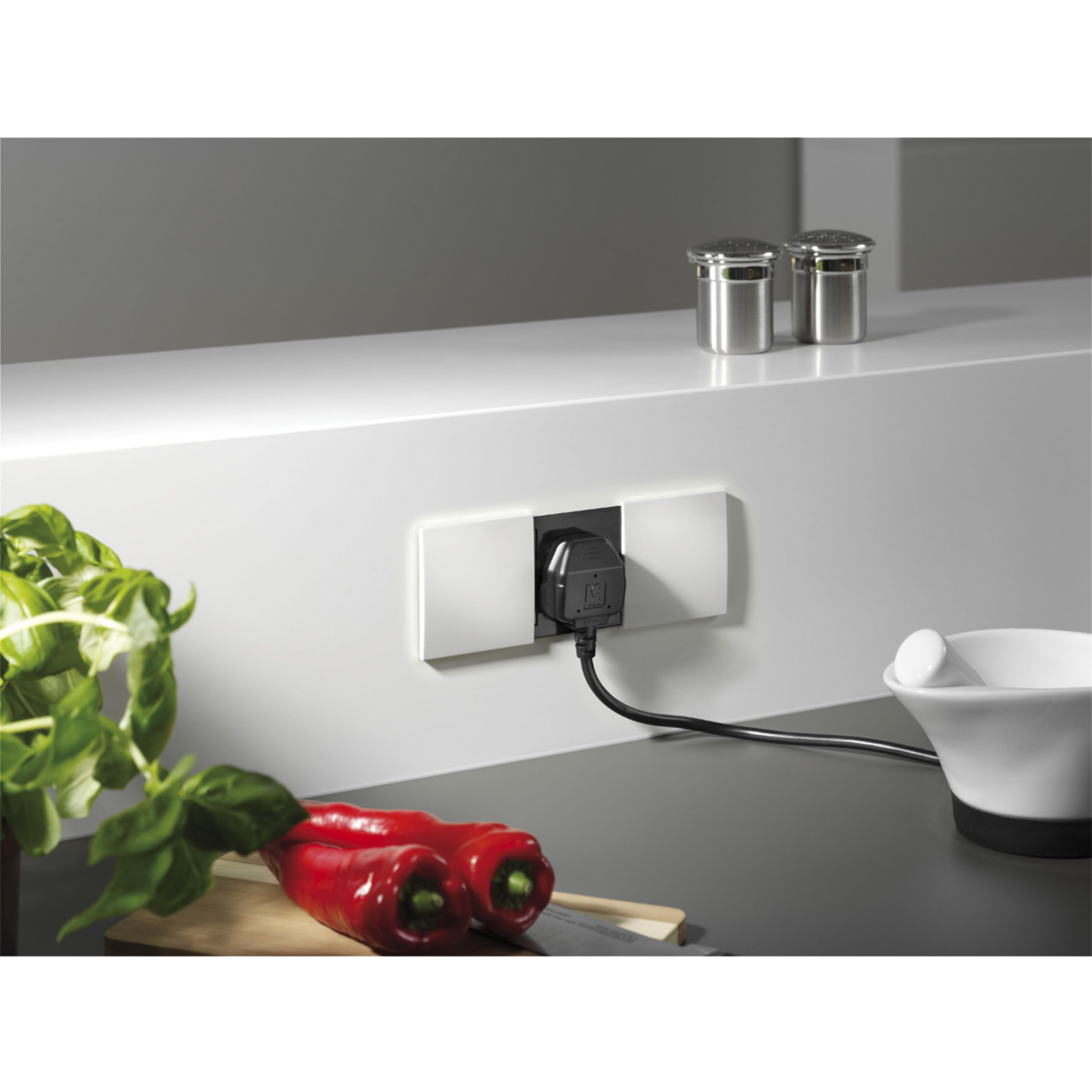 - Base doble de enchufes encastrable en encimera o pared