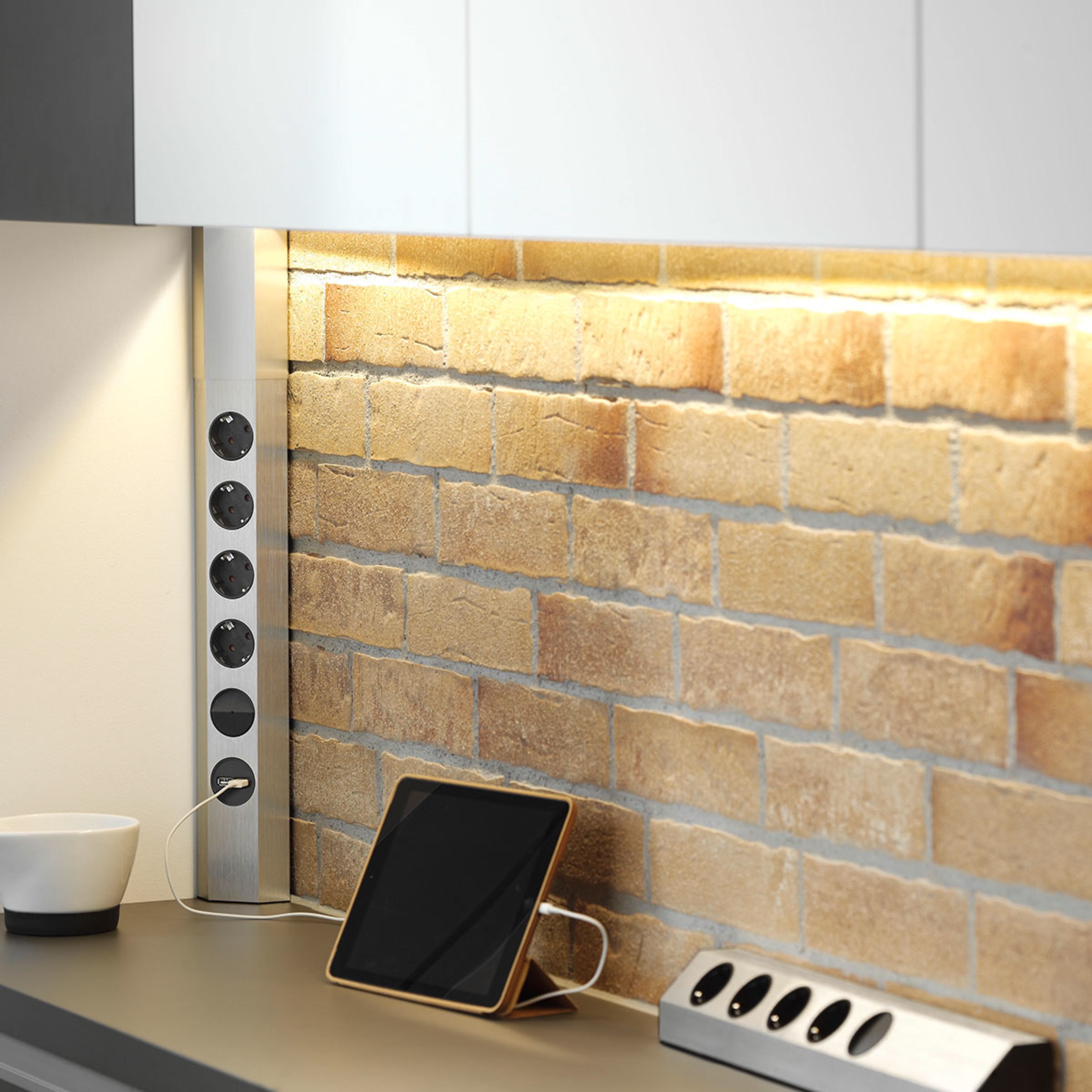 KIRIA Regleta vista ajustable de 4 enchufes | Mengual.com
