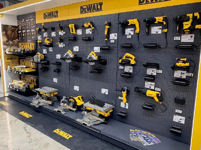 nueva exposicion dewalt stanley en mengual barcelona