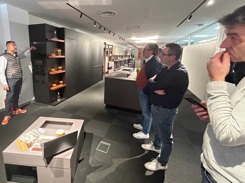 Jornada formativa del equipo comercial Mengual en productos Blum