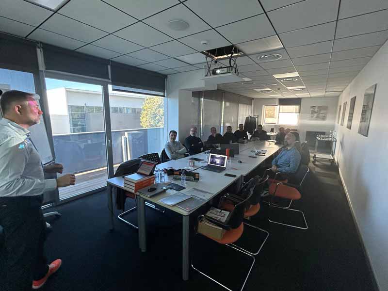 evento formativo de mengual en tecnomak - explicaion en la sala de juntas